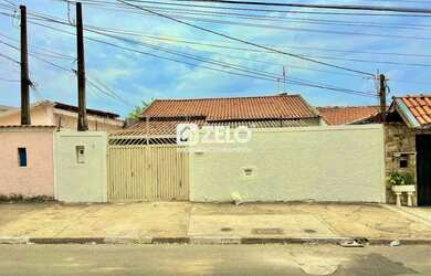 Imagem: A casa possui 3 Dormitórios, 3 Banheiros, 4 Vagas na garagem