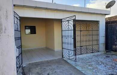 Imagem: A casa possui 2 Dormitórios, 1 Banheiro, 1 Vaga na garagem