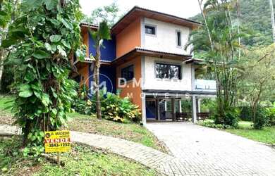 Imagem: A casa possui 4 Dormitórios, 5 Banheiros, 4 Vagas na garagem