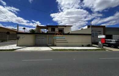 Imagem: A casa possui 3 Dormitórios, 4 Banheiros, 3 Vagas na garagem