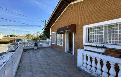 Imagem: A casa possui 3 Dormitórios, 1 Banheiro, 3 Vagas na garagem