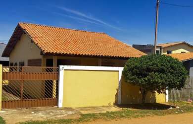 Imagem: A casa possui 2 Dormitórios, 2 Banheiros, 3 Vagas na garagem