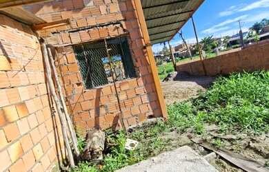 Imagem: A casa possui 2 Dormitórios, 1 Banheiro, 1 Vaga na garagem