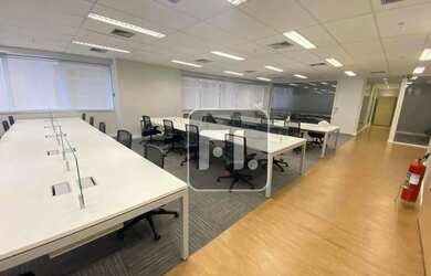 Imagem: O depósito possui 1 Vaga na garagem, 517m² de Área e está