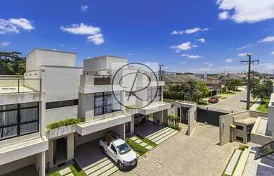 Imagem: A casa possui 3 Dormitórios, 4 Banheiros, 2 Vagas na garagem