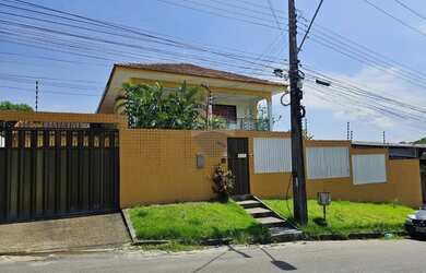 Imagem: A casa possui 3 Dormitórios, 4 Banheiros, 5 Vagas na garagem