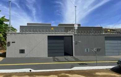 Imagem: A casa possui 2 Dormitórios, 2 Banheiros e está localizado