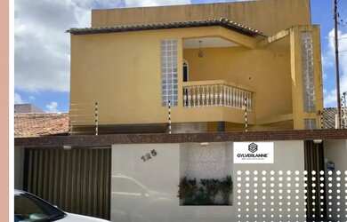 Imagem: A casa possui 4 Dormitórios, 3 Banheiros, 2 Vagas na garagem