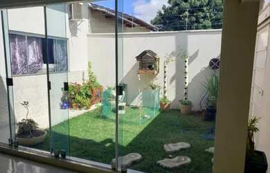 Imagem: A casa possui 3 Dormitórios, 2 Banheiros, 2 Vagas na garagem