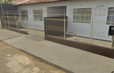 Imagem: A casa possui 2 Dormitórios, 1 Banheiro, 1 Vaga na garagem