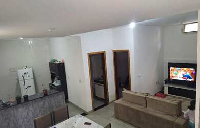 Imagem: A casa possui 2 Dormitórios, 1 Banheiro, 1 Vaga na garagem