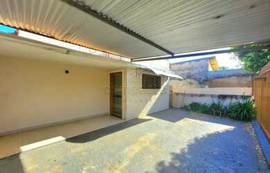 Imagem: A casa possui 3 Dormitórios, 3 Banheiros, 2 Vagas na garagem