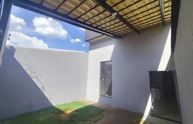 Imagem: A casa possui 2 Dormitórios, 2 Banheiros, 1 Vaga na garagem