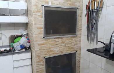 Imagem: A casa possui 2 Dormitórios, 1 Banheiro, 2 Vagas na garagem