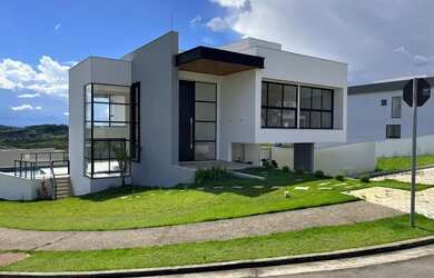 Imagem: A casa em condomínio possui 4 Dormitórios, 5 Banheiros, 4