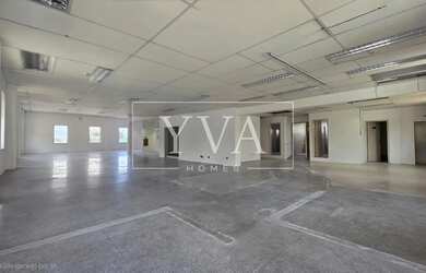 Imagem: O depósito possui 5 Vagas na garagem, 2.324m² de Área e