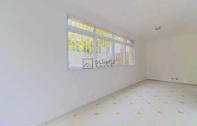 Imagem: A casa possui 4 Dormitórios, 5 Banheiros, 4 Vagas na garagem