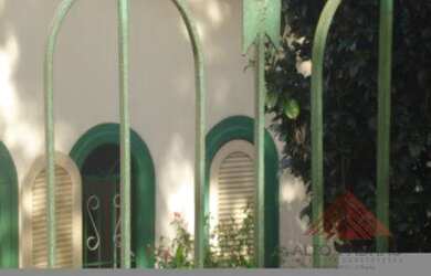 Imagem: A casa possui 2 Dormitórios, 1 Banheiro, 1 Vaga na garagem