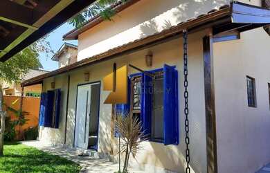 Imagem: A casa possui 4 Dormitórios, 5 Banheiros, 3 Vagas na garagem