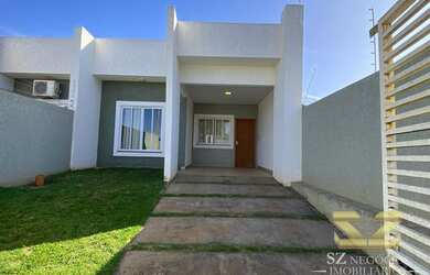 Imagem: A casa possui 3 Dormitórios, 1 Banheiro, 2 Vagas na garagem