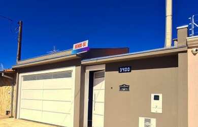 Imagem: A casa possui 3 Dormitórios, 2 Banheiros, 2 Vagas na garagem