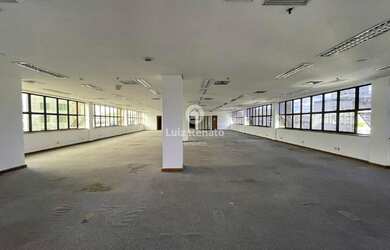 Imagem: O depósito possui 4 Vagas na garagem e 393m² de Área e está