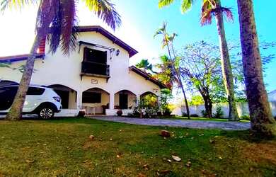 Imagem: A casa possui 3 Dormitórios, 4 Banheiros, 5 Vagas na garagem