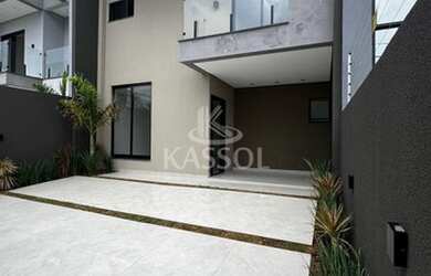 Imagem: A casa possui 2 Dormitórios, 2 Banheiros, 2 Vagas na garagem