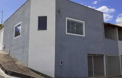 Imagem: A casa possui 3 Dormitórios, 2 Banheiros, 3 Vagas na garagem