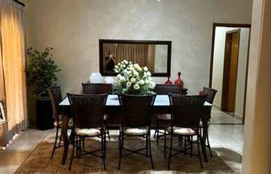 Imagem: A casa possui 3 Dormitórios, 3 Banheiros, 2 Vagas na garagem