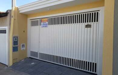 Imagem: A casa possui 2 Dormitórios, 1 Banheiro, 2 Vagas na garagem