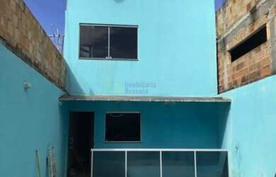 Imagem: A casa possui 2 Dormitórios, 3 Banheiros, 2 Vagas na garagem