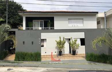 Imagem: A casa possui 4 Dormitórios, 4 Banheiros, 2 Vagas na garagem