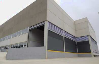 Imagem: O depósito possui 5 Vagas na garagem, 2.275m² de Área e