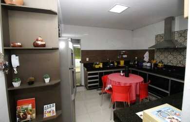 Imagem: A casa possui 3 Dormitórios, 2 Banheiros, 2 Vagas na garagem