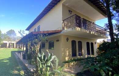 Imagem: A casa possui 4 Dormitórios, 5 Banheiros, 5 Vagas na garagem