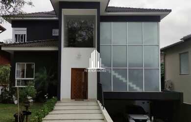 Imagem: A casa possui 4 Dormitórios, 5 Banheiros, 4 Vagas na garagem