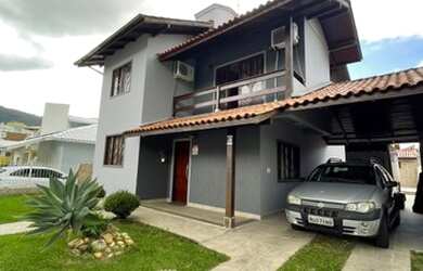 Imagem: A casa possui 3 Dormitórios, 3 Banheiros, 2 Vagas na garagem