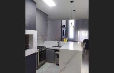 Imagem: A casa possui 3 Dormitórios, 3 Banheiros, 2 Vagas na garagem