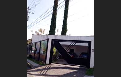 Imagem: A casa possui 4 Dormitórios, 5 Banheiros, 4 Vagas na garagem