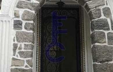 Imagem: A casa possui 4 Dormitórios, 5 Banheiros, 4 Vagas na garagem