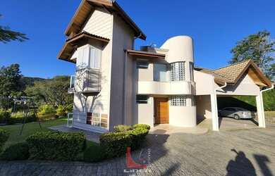 Imagem: A casa possui 4 Dormitórios, 5 Banheiros, 2 Vagas na garagem