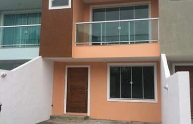 Imagem: A casa possui 3 Dormitórios, 1 Banheiro, 2 Vagas na garagem