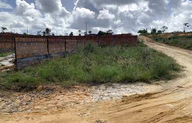 Imagem: O terreno à venda possui e está localizado em Barbalho, Salvador