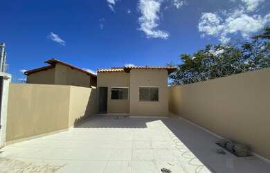 Imagem: A casa possui 3 Dormitórios, 2 Banheiros, 2 Vagas na garagem