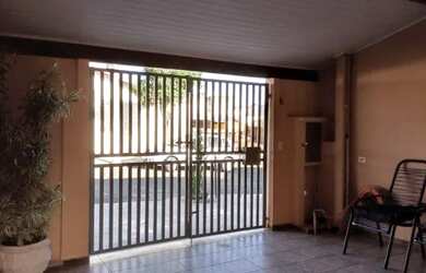 Imagem: A casa possui 2 Dormitórios, 1 Banheiro, 1 Vaga na garagem