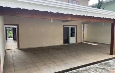 Imagem: A casa possui 3 Dormitórios, 2 Banheiros, 4 Vagas na garagem