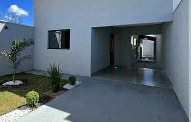 Imagem: A casa possui 3 Dormitórios, 2 Banheiros, 2 Vagas na garagem