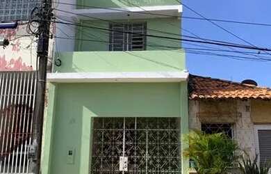 Imagem: A casa possui 4 Dormitórios, 3 Banheiros, 1 Vaga na garagem