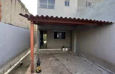 Imagem: A casa possui 2 Dormitórios, 2 Banheiros, 3 Vagas na garagem